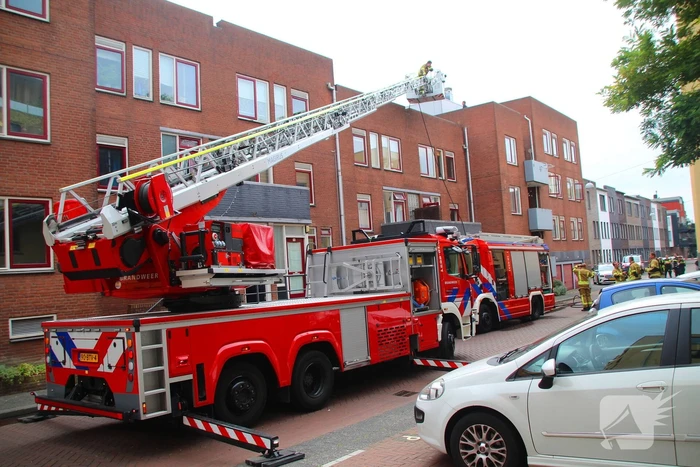 Dakbrand op flatgebouw snel geblust