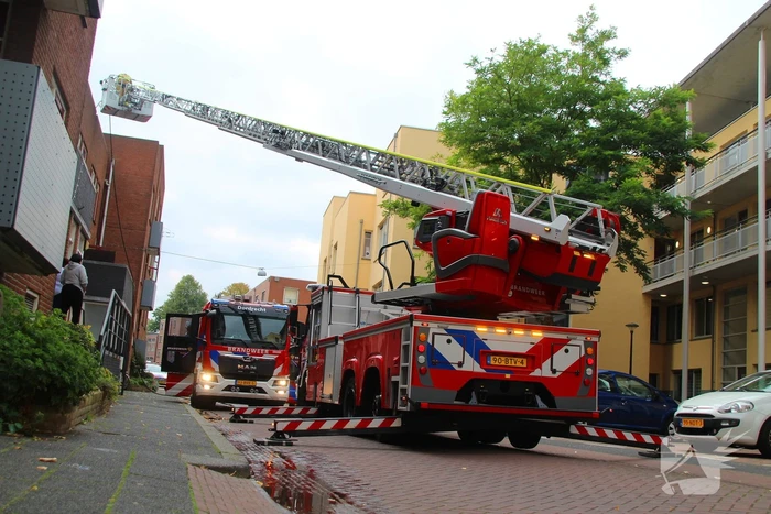 Dakbrand op flatgebouw snel geblust