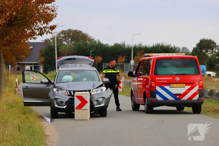 Automobilist klapt op betonnen wegversmalling