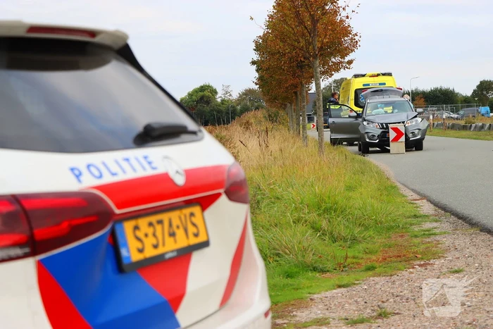 Automobilist klapt op betonnen wegversmalling