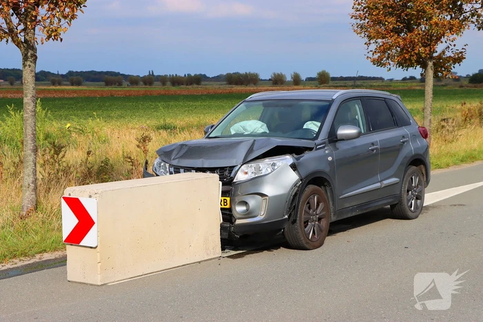 Automobilist klapt op betonnen wegversmalling