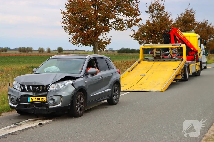 Automobilist klapt op betonnen wegversmalling