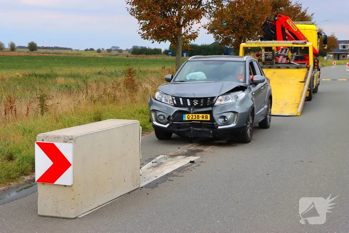 Automobilist klapt op betonnen wegversmalling