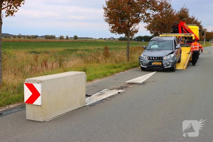 Automobilist klapt op betonnen wegversmalling