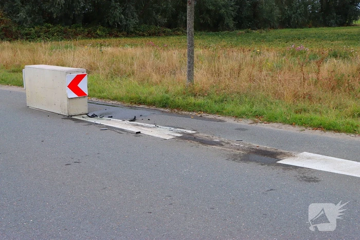 Automobilist klapt op betonnen wegversmalling