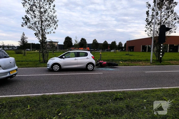 Motorrijder klapt achterop auto