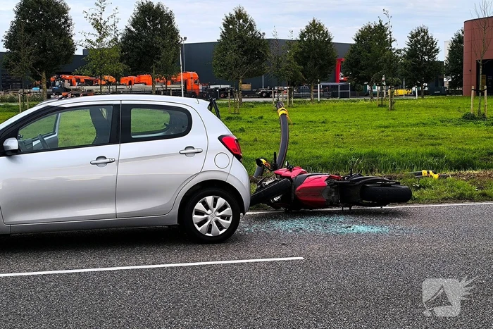 Motorrijder klapt achterop auto