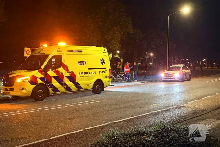 Auto rijdt fietser aan