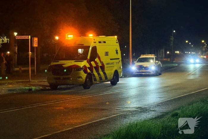 Auto rijdt fietser aan