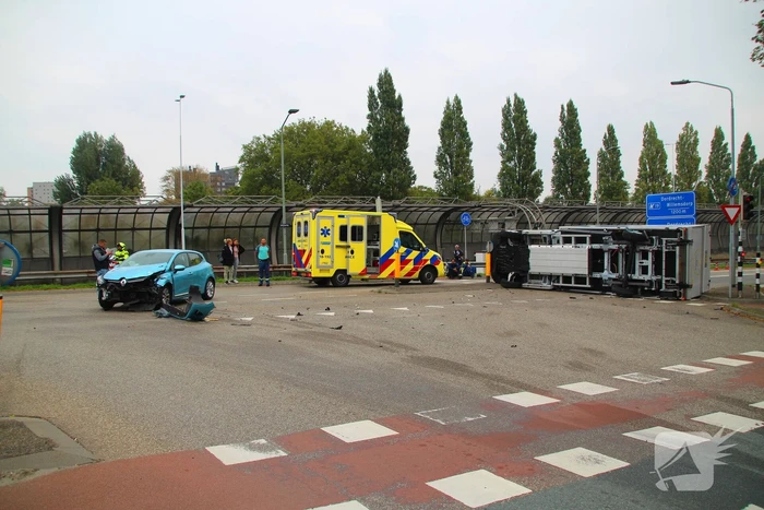 Vrachtwagen ondersteboven na aanrijding met auto