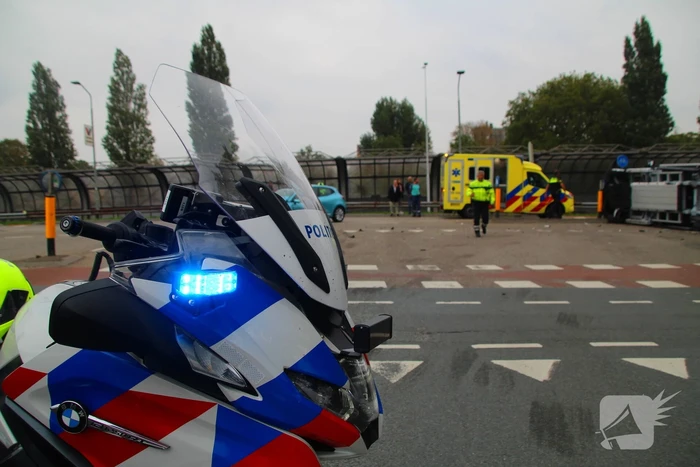 Vrachtwagen ondersteboven na aanrijding met auto