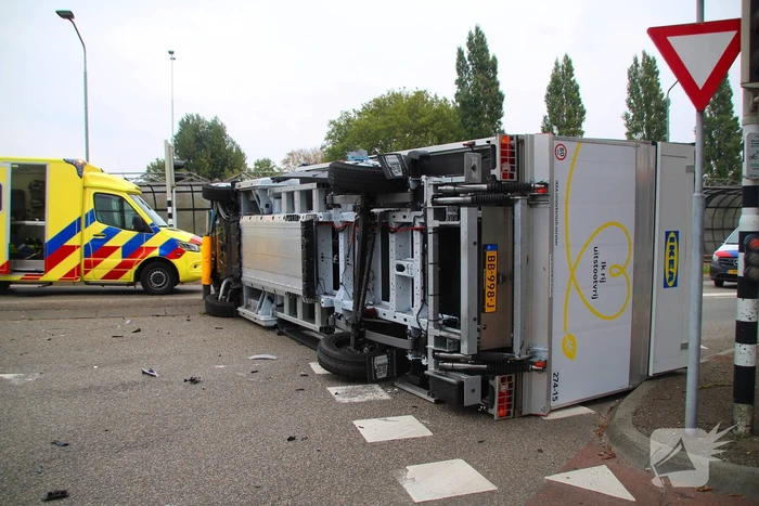 Vrachtwagen ondersteboven na aanrijding met auto