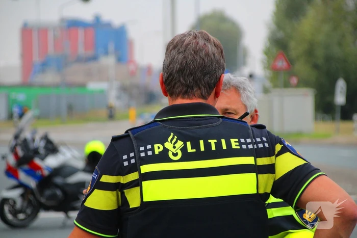 Vrachtwagen ondersteboven na aanrijding met auto