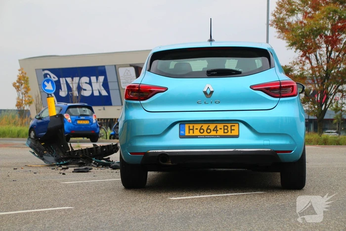 Vrachtwagen ondersteboven na aanrijding met auto
