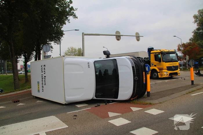 Vrachtwagen ondersteboven na aanrijding met auto
