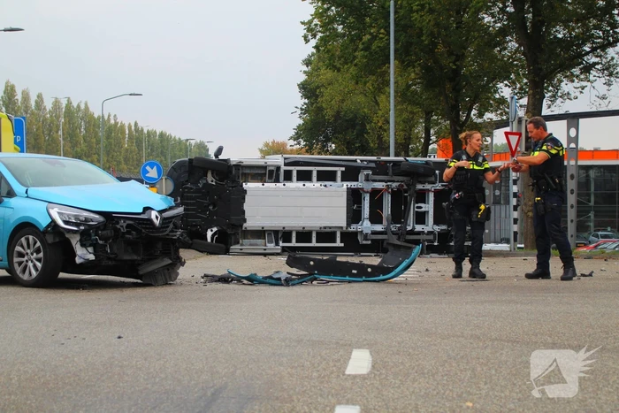 Vrachtwagen ondersteboven na aanrijding met auto