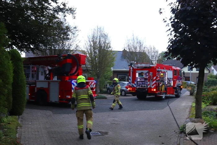 Vlammen slaan uit schoorsteen