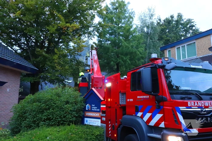 Vlammen slaan uit schoorsteen