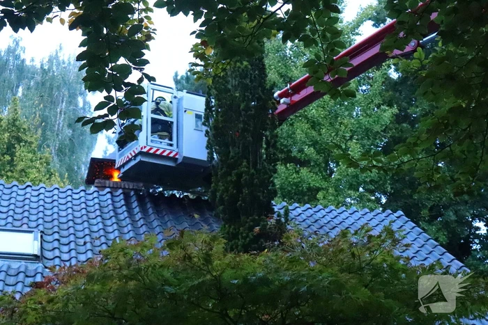 Vlammen slaan uit schoorsteen