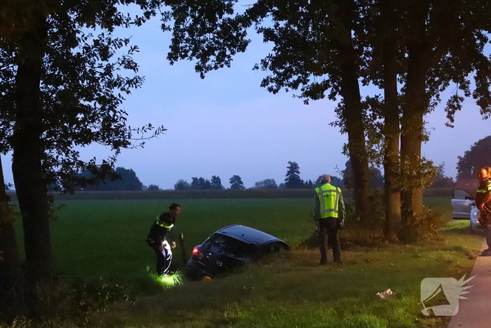 Automobilist belandt in sloot