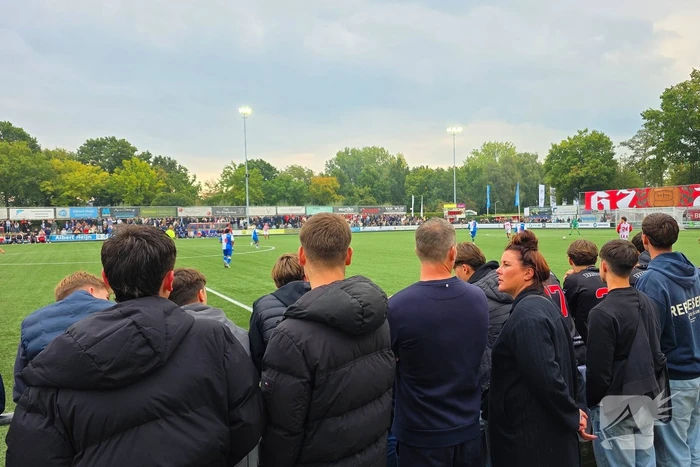 Sfeeractie bij stadsderby op sportpark de Eikelhof