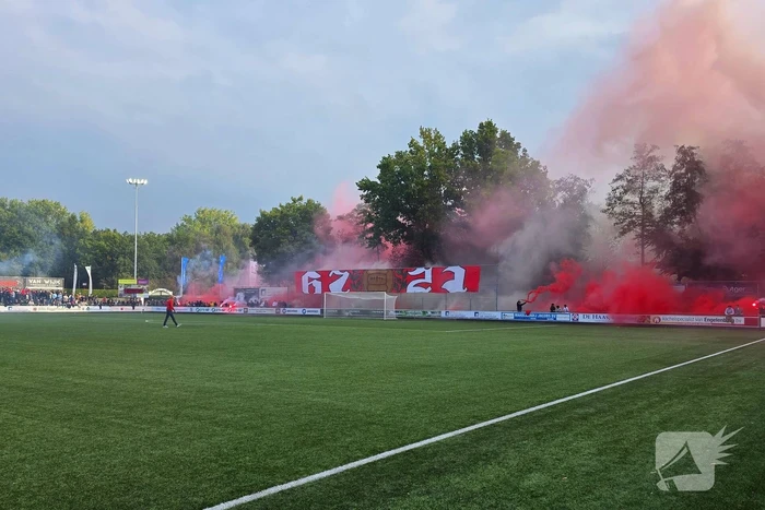 Sfeeractie bij stadsderby op sportpark de Eikelhof