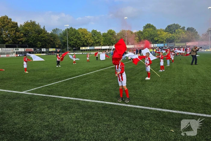 Sfeeractie bij stadsderby op sportpark de Eikelhof