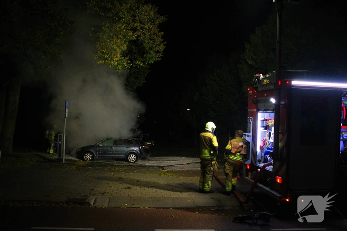 Voertuigen in vlammen op parkeerplaats