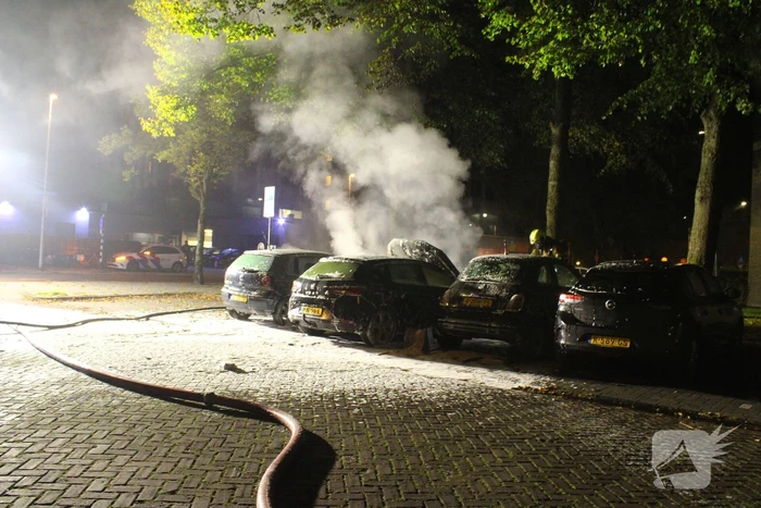 Voertuigen in vlammen op parkeerplaats