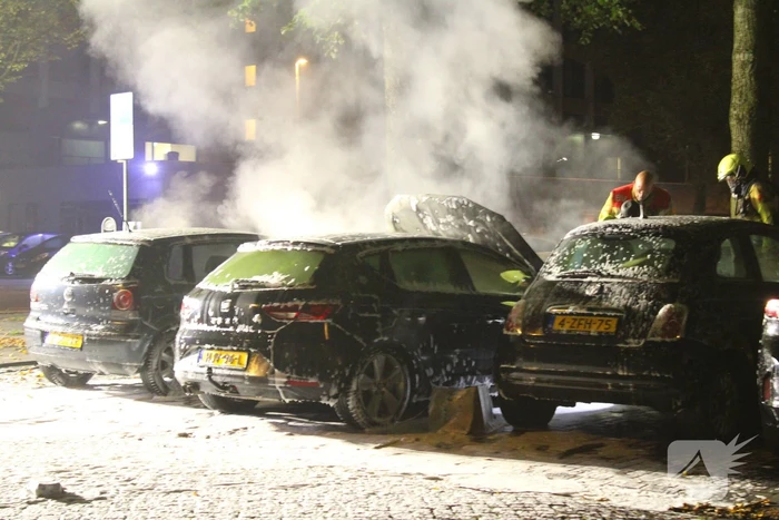 Voertuigen in vlammen op parkeerplaats