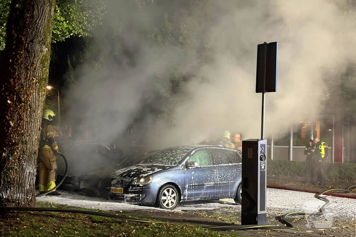 Voertuigen in vlammen op parkeerplaats
