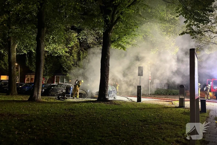 Voertuigen in vlammen op parkeerplaats