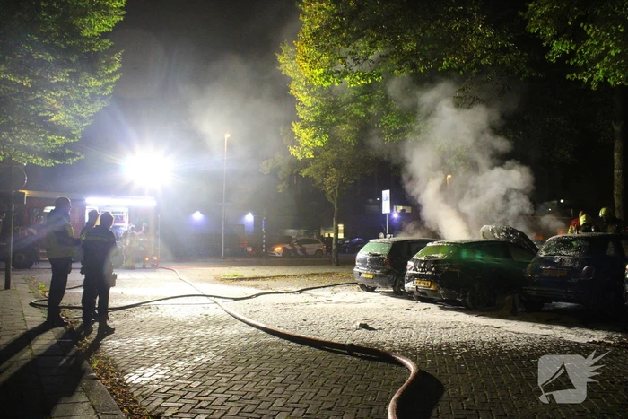 Voertuigen in vlammen op parkeerplaats