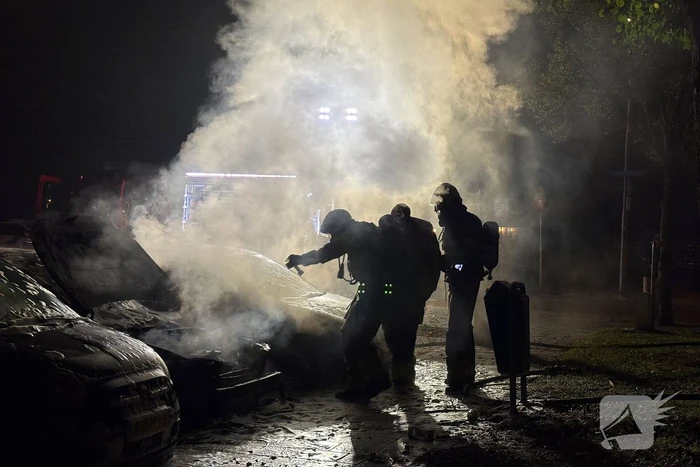 Voertuigen in vlammen op parkeerplaats