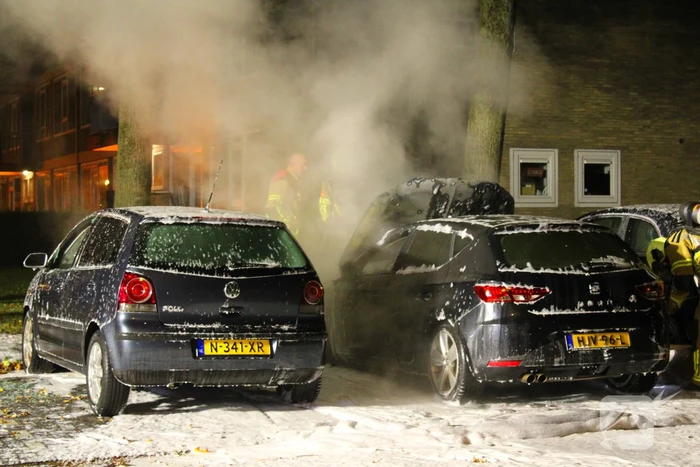 Voertuigen in vlammen op parkeerplaats