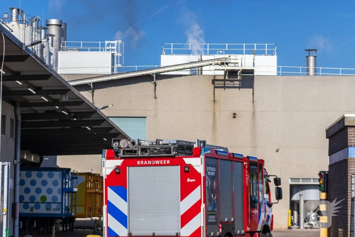 Rookontwikkeling van industriebrand in wijde omgeving te zien