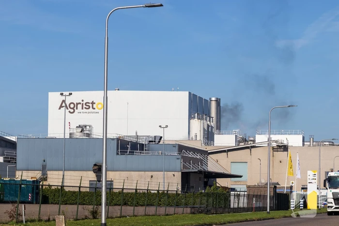Rookontwikkeling van industriebrand in wijde omgeving te zien