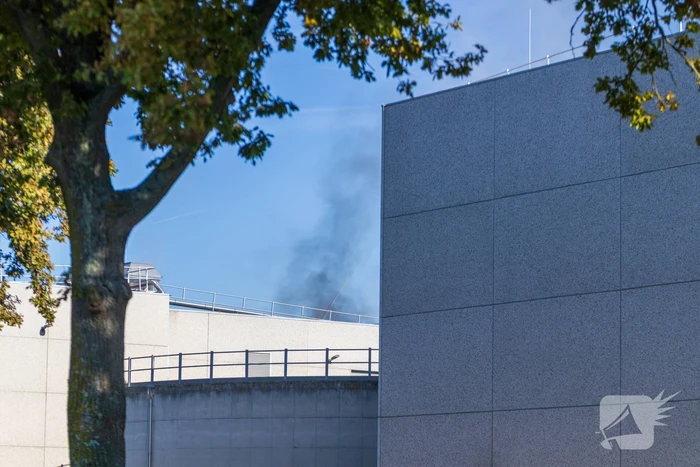 Rookontwikkeling van industriebrand in wijde omgeving te zien