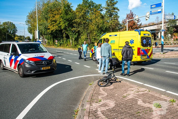 Kind op fiets aangereden op kruising