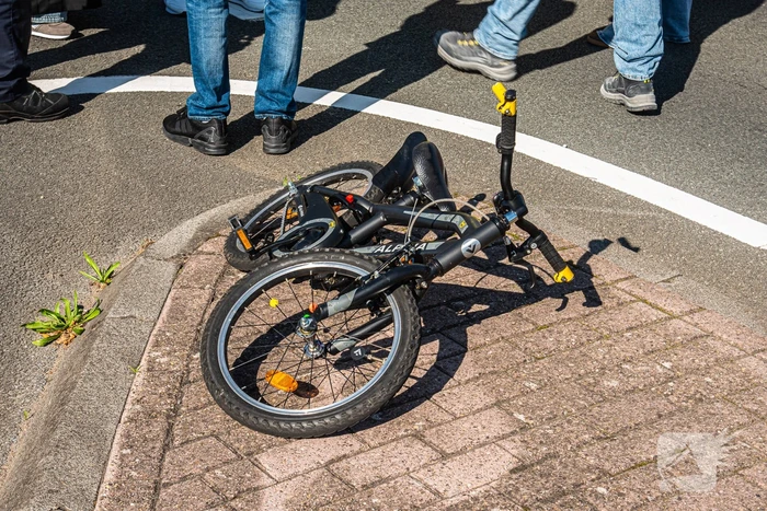 Kind op fiets aangereden op kruising
