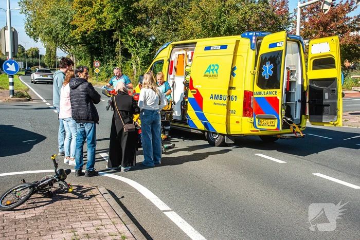 Kind op fiets aangereden op kruising