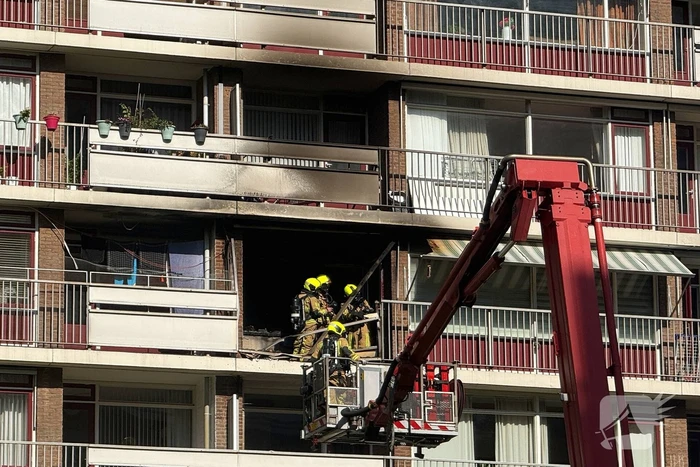 Explosie in flatwoning, grote brandweerinzet