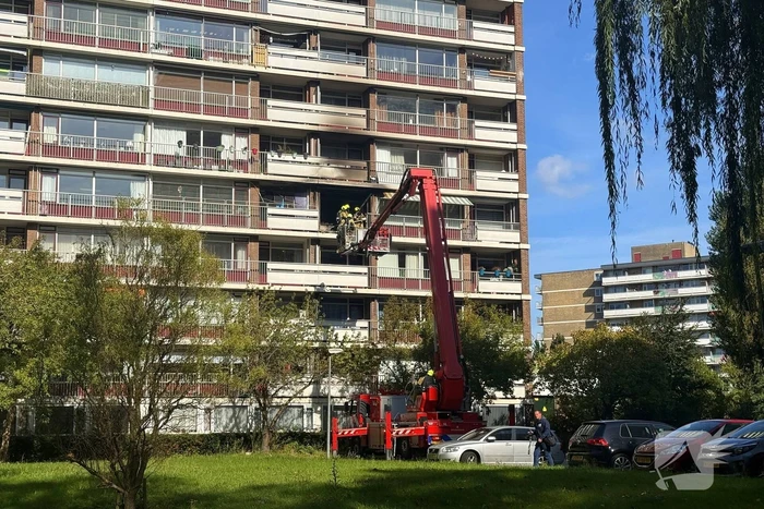 Explosie in flatwoning, grote brandweerinzet