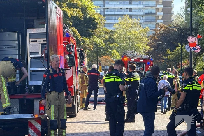 Explosie in flatwoning, grote brandweerinzet
