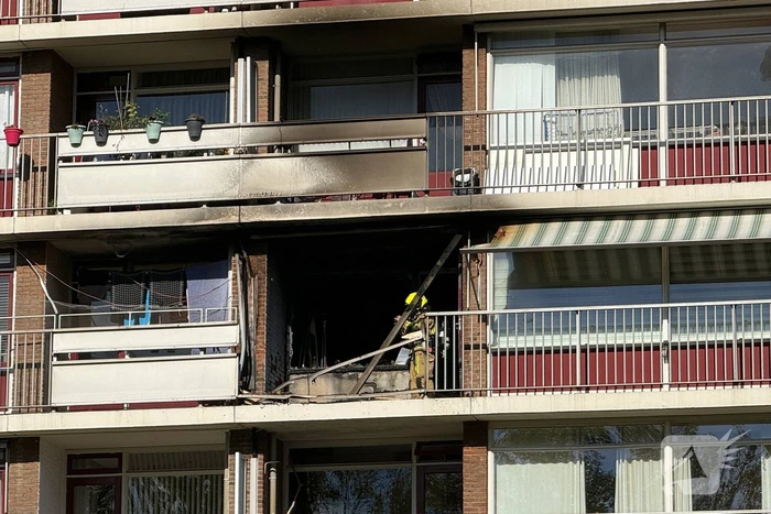 Explosie in flatwoning, grote brandweerinzet