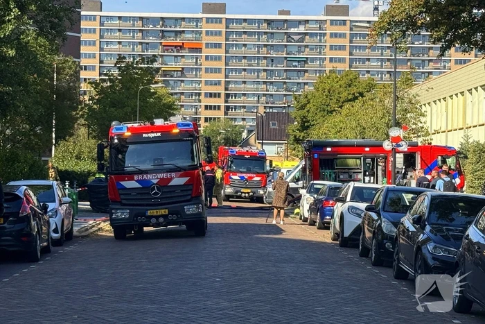 Explosie in flatwoning, grote brandweerinzet