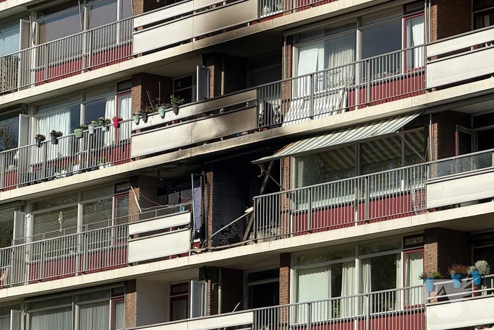 Explosie in flatwoning, grote brandweerinzet
