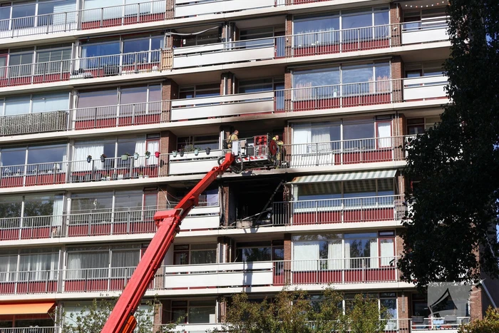 Explosie in flatwoning, grote brandweerinzet