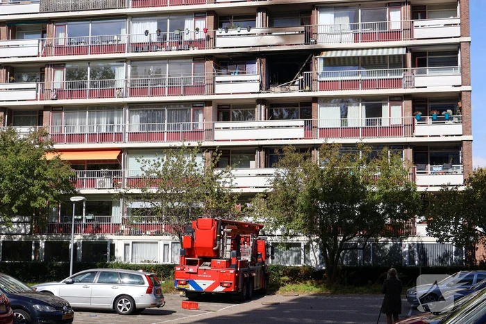 Explosie in flatwoning, grote brandweerinzet