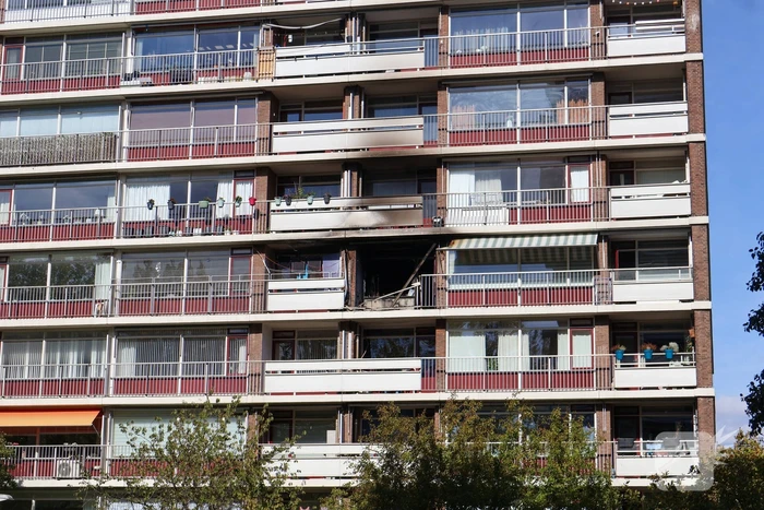 Explosie in flatwoning, grote brandweerinzet